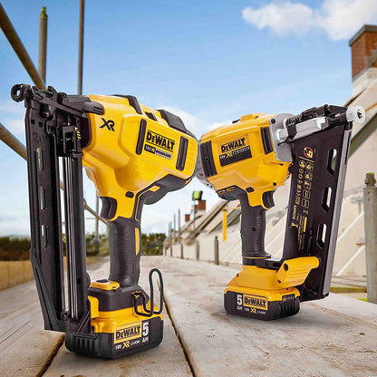 Pack 2 Cloueurs 18V DWT DCK264P2-QW : cloueur de charpente et cloueur de finition avec 2 batteries